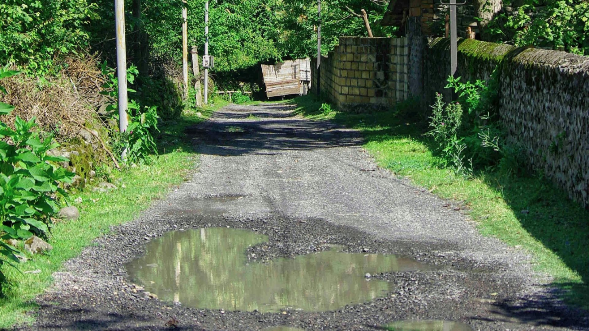 Dziura w drodze lub podtopione auto – jak wywalczyć odszkodowanie z AC i OC zarządcy?