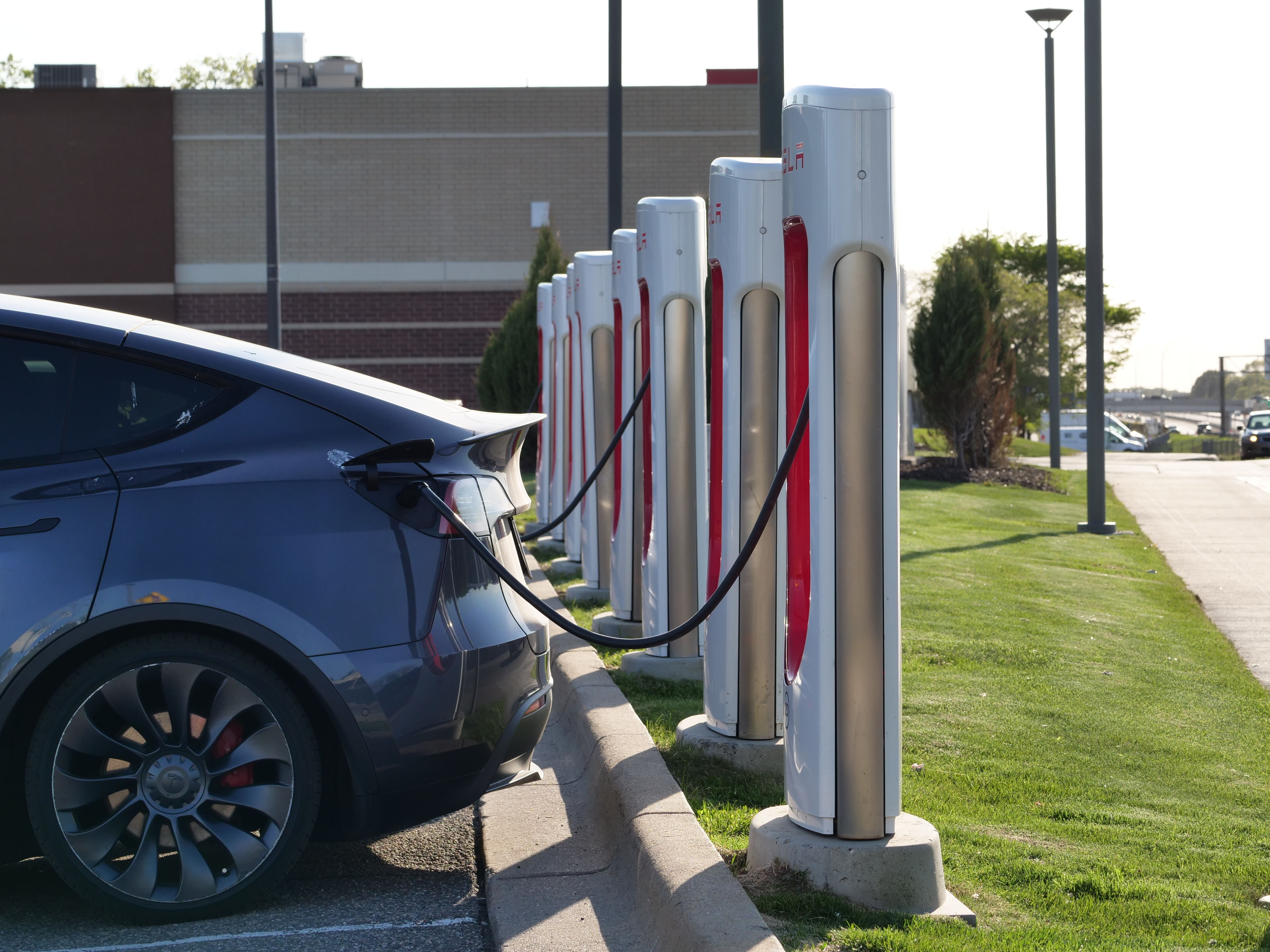 Ubezpieczenie Tesli i elektryka w Polsce. Na co uważać w OWU, żeby nie zapłacić za baterię z własnej kieszeni?